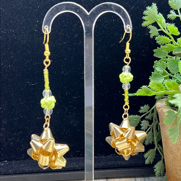 ⭐️Adorned Crown Jewelry assemblage Christmas earrings gold bow green bead - Picture 2 of 8